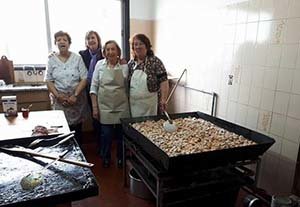Un momento de preparación de la paella.