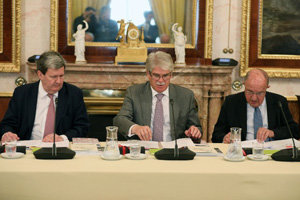 De izda. a dcha., Juan Manuel Bonet, Alfonso Dastis y José Antonio Escudero, durante la reunión del Patronato.