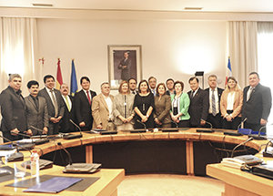 La delegación de Costa Rica, durante su visita al Parlamento de Cantabria.