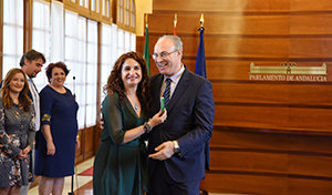 María Jesús Montero entrega los presupuestos a Juan Pablo Durán, en el Parlamento de Andalucía.