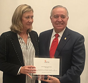 Del Olmo entregando a Valentín Díez Morodo la placa del homenaje póstumo a Nemesio Díez.