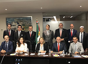 Pilar del Olmo, con el presidente y la Ejecutiva de COMCE.