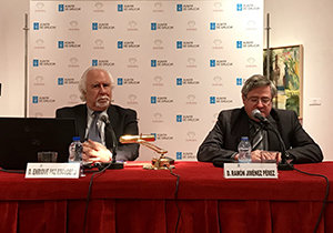 2. En la mesa, el conferenciante y tenor Enrique Paz y el coordinador de Actividades Culturales Ramón Jiménez, realizando la presentación