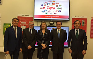Pilar del Olmo, con los directivos del holding Alfa y su filial Sigma.