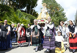 Los jóvenes de la Agrupación Folclórica del Centro Asturiano de Caracas llevan en procesión a su santa patrona, la Santiana de Covadonga.