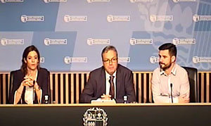 Alfredo Retortillo -en el centro-, junto con Maider Etxebarria y  Harkaitz Millán, presentado la agenda internacional de asistencia a ferias.