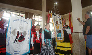 Integrantes de Lembranza e Agarimo y Caminos de España posan con sus banderas.