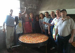 Un momento de preparación de la paella.