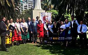 Autoridades españolas y del municipio marplatense, junto a dirigentes de la colectividad española, depositan sendas ofrendas florales ante los monumentos a San Martín e Isabel La Católica.