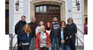 Jóvenes granadinos a las puertas de las instalaciones de la Diakonie