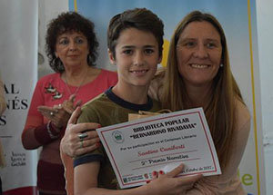 Santino Cuniberti posa con su diploma acreditativo de ganador del segundo premio Categoría B-Narrativa.