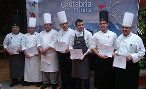 Roberto Terradillos –tercero por la derecha–, junto a los cocineros de La Hacienda de Los Morales.
