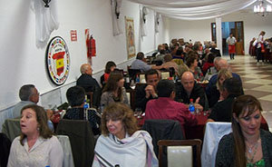 Numeroso público participó en la cena para conmemorar el mes de la hispanidad.