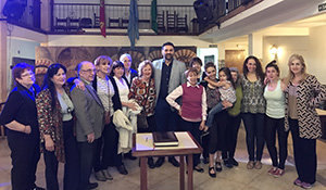 Francisco Fernández posa junto a directivos y socios del Rincón Familiar Andaluz.