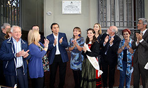 Daniel Presti y Julia Hernando, junto a directivos del Centro y autoridades, descubrieron la placa.