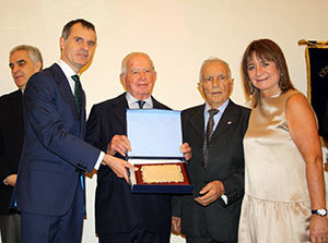 Herrero entrega a la presidenta Hernando y a los expresidentes González y Campomar una placa conmemorativa del centenario.