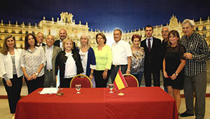 José Manuel Herrero, junto al presidente de la Federación de Sociedades Castellanas y Leonesas de Argentina y un grupo de federados.