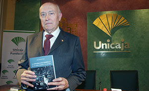 José Martín Pinto, con su libro.