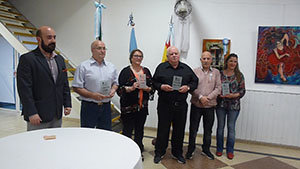 Las autoridades posan con los premiados.