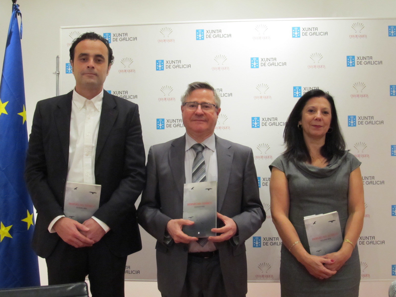 El escritor Salvador Mira, el coordinador de la Casa Ramón Jiménez y la filóloga Susa Diez de la Cortina posan con la novela antes de comenzar la presentación