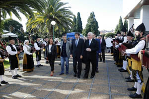 Las autoridades fueron recibidas por un grupo de gaiteros.