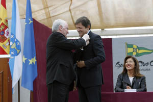 El presidente del Principado recibe la insignia del Centro Asturiano.