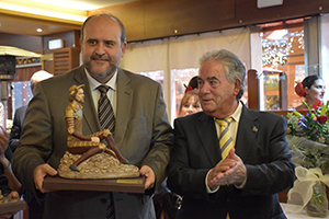 Martínez Guijarro posa con su premio Quijote 2017.