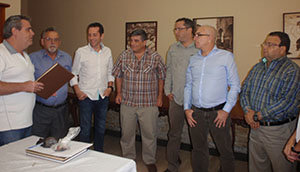 Francisco Suárez, junto a Luciano Sánchez, dan la enhorabuena al nuevo presidente, Roberto González, y parte de la  directiva, Roberto Serrano, Víctor Medina, Jesús Javier Pérez, y Manuel Carmelo Rolo.