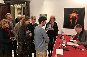 Marcelino Fernández Mallo firmando ejemplares de su libro.