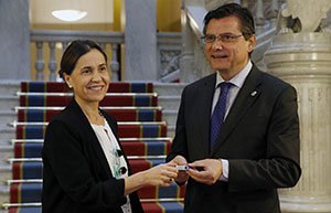 Dolores Carceda entrega el proyecto de presupuesto a Pedro Sanjurjo.