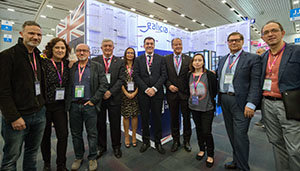 Román Rodríguez -en el centro– y Anxo Lorenzo -a la dcha.–, posan en el encuentro con rectores y participantes de Galicia en la Feria.