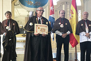 Alfredo Gómez, con su título acreditativo de miembro de la Enxebre Orden da Vieira.