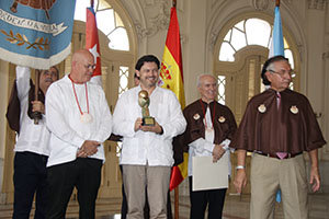 Rodríguez Miranda, en la entrega del Premio da Galeguidade al presidente de la Federación,  Sergio Toledo.