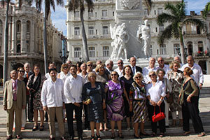 El secretario xeral y el embajador posan, junto con otros asistentes, en el Parque Central.