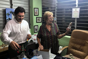 Miranda entregó un presente a Josefina Castro, coordinadora en Santiago de Cuba.