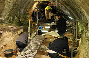 Trabajos de excavaciones arqueológicas en el yacimiento de Cova Eirós.