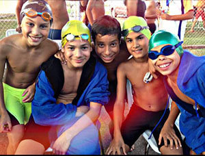Parte del equipo infantil de natación de EDACCE, que obtuvo la medalla de oro.