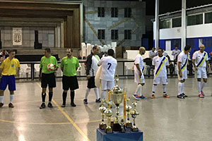 Los dos equipos y el cuerpo arbitral antes del partido.