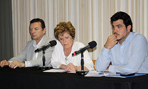José Vila, María de los Ángeles Ruisánchez y Juan Manuel de Hoz, durante el acto en el Centro Galicia de Buenos Aires.