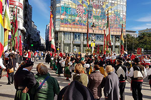 Un momento del desfile de pendones por las céntricas calles de A Coruña.