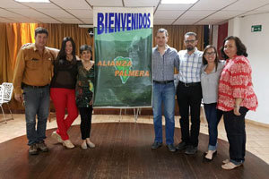 De dcha. a izda., Ysaura Rodríguez (tesorera), Josmar Peláez (secretaria general), Jaime Rodríguez (vicepresidente), Robert Concepción (presidente), Inmacula Abreu Macu (director), Jasmin Verde (director) y
Ramón Santos (director).
