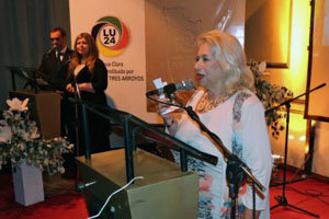 Cristina Armendáriz, durante su discurso de agradecimiento por el premio recibido.