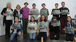 Los alumnos posan con sus diplomas.