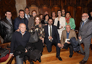Francisca Marín posa con el galardón, junto a un grupo de socios.