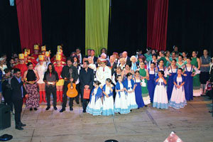 Músicos y bailarinas recibieron los aplausos del público.