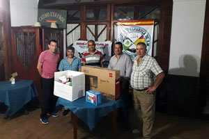 Los premiados, con los regalos que les correspondieron en el sorteo.