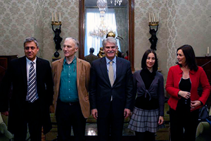 Alfonso Dastis, con representantes de Asociaciones de ciudadanos españoles en el Reino Unido y de ciudadanos británicos en España.