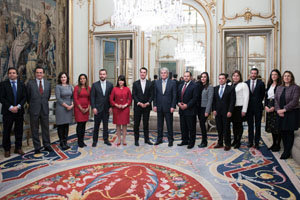 Alfonso Dastis y otras autoridades, con los participantes en el programa.