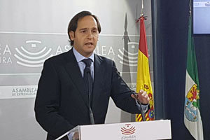 El secretario general de la Presidencia, Fernando Blanco, tras su comparecencia en la Asamblea.