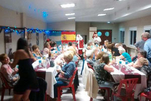 El salón de la entidad se llenó de comensales para esta cena.